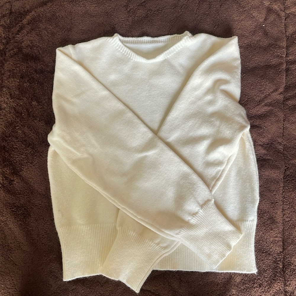 Women size small white sweater never worn